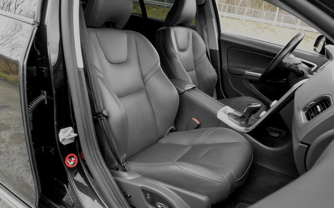 Volvo V60 Cross Country cena 62800 przebieg: 241000, rok produkcji 2015 z Rzeszów małe 631